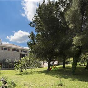 5 bedroom bayside villa with pool near Kotor, sleeps 12